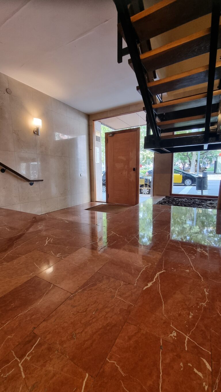 Limpieza de suelo en comunidad en Barcelona