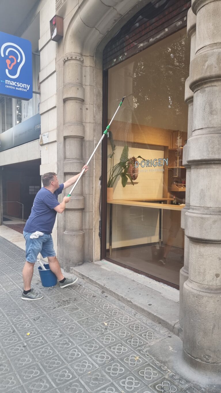 Limpieza de ventanas en local en Barcelona
