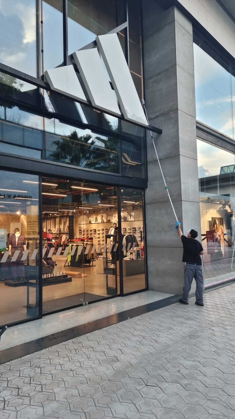 Limpieza de tienda adidas en Barcelona