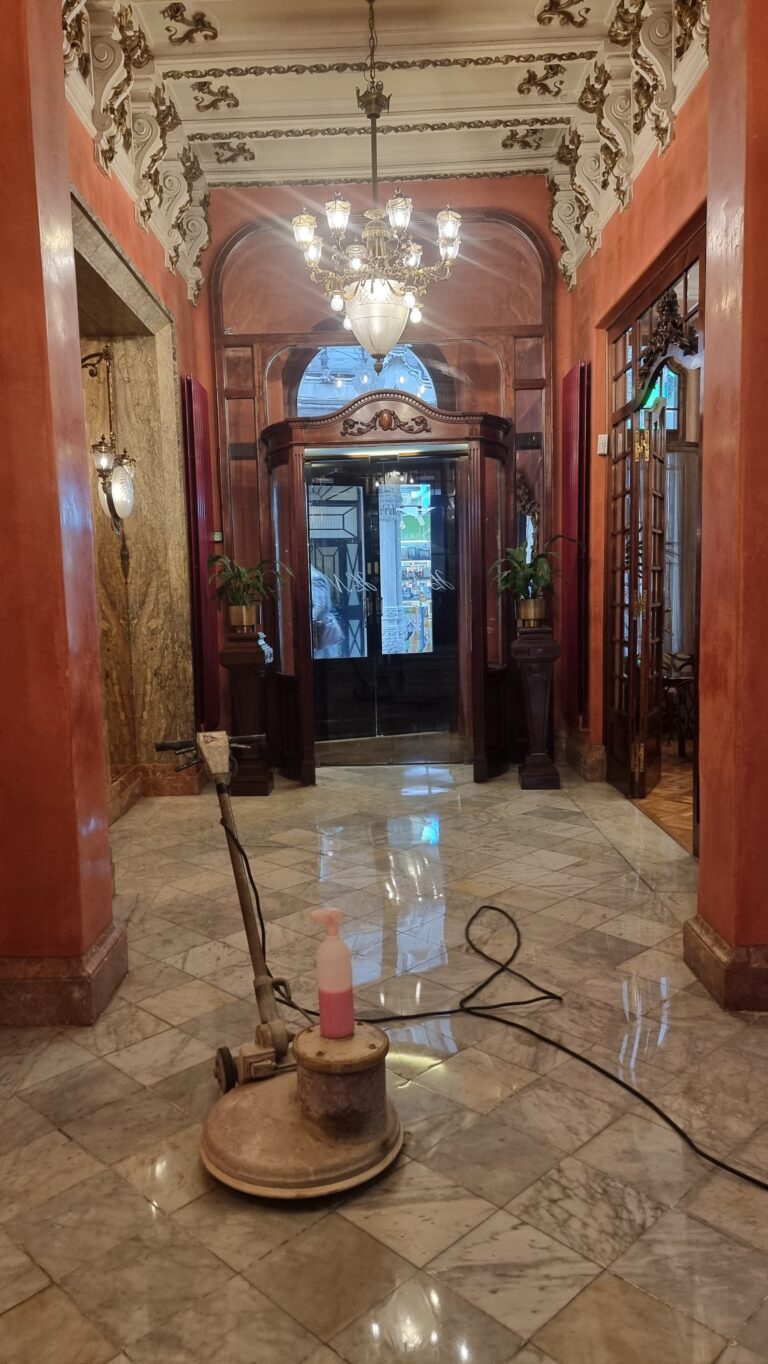 Limpieza de suelo en hotel novell en Barcelona